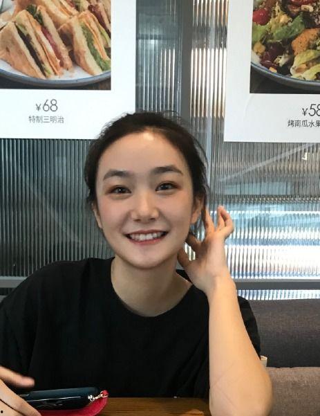 大眼妹吃瓜