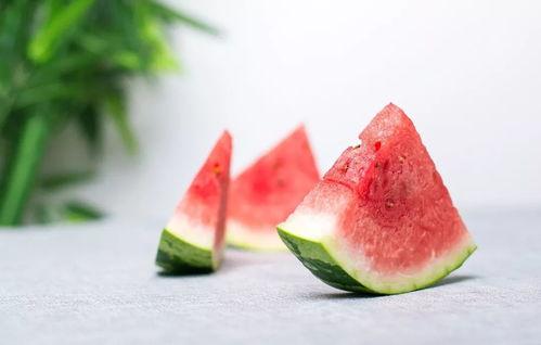 梦见自己摘个小白瓜吃