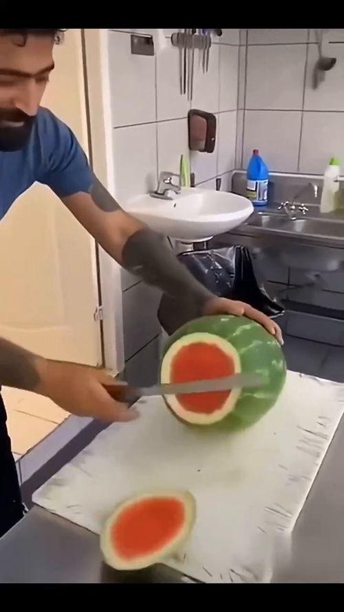 外国小伙吃瓜