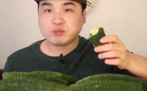 外国小伙吃瓜