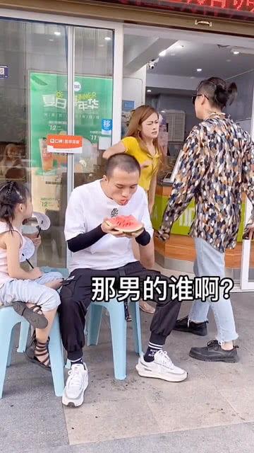 吵架情侣吃瓜,甜蜜还是硝烟？